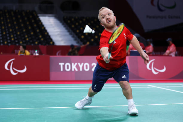 羽毛球单打规则入门：如何正确发球与接发球