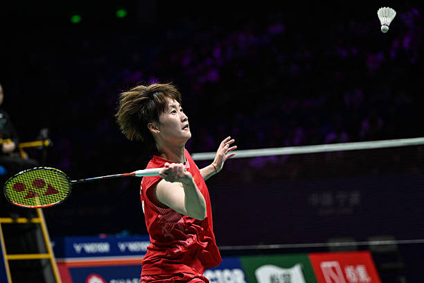 羽毛球单打与双打发球区别：基本规则与战术运用