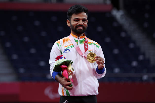 如何通过标志识别羽毛球拍品牌？