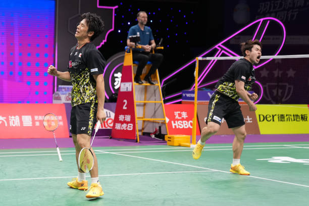 左双右单：羽毛球双打发球的核心站位原则