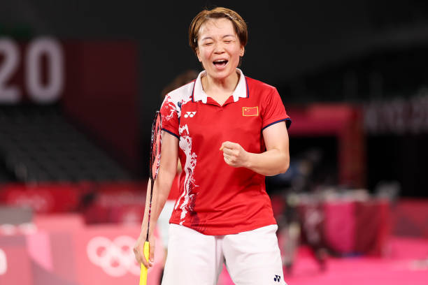 羽毛球单打战术实战：如何运用假动作和心理战术