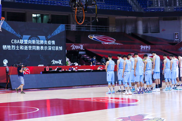 进攻犯规判定误区：2020规则下的关键判罚要点视频讲解