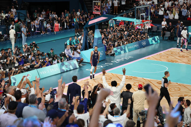 篮球技术犯规与个人犯规图解：裁判手势与判罚标准