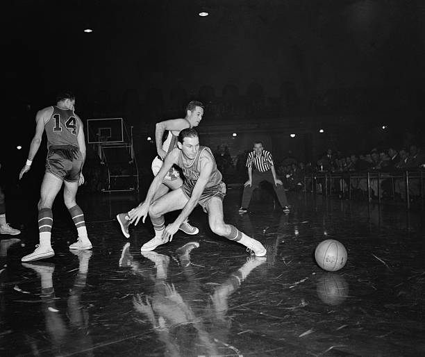 突破防守还是犯规？详解篮球进攻犯规规则