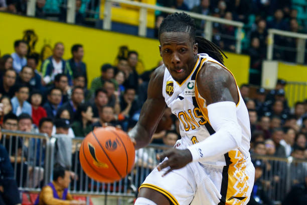 避免二次运球违例的技巧与训练方法