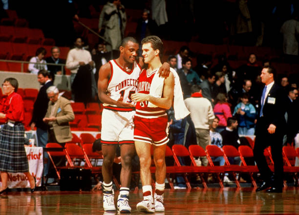 篮球场上球员位置与职责的规则要求