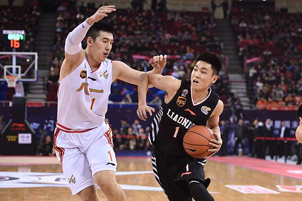 走步违例怎么判？裁判视角下的规则解读