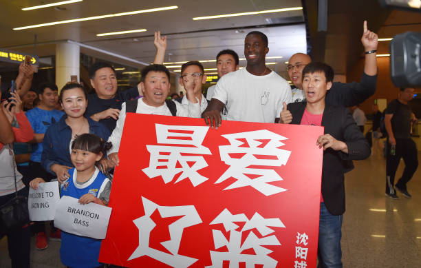 从裁判视角看携带球：判定标准与常见误区