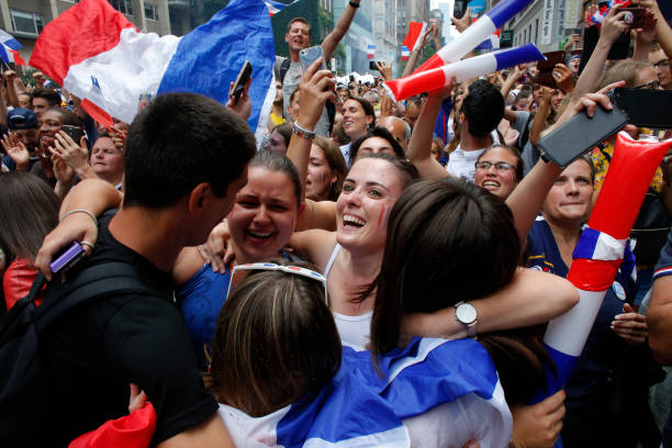 从举牌到沟通：解析第四官员的多重任务