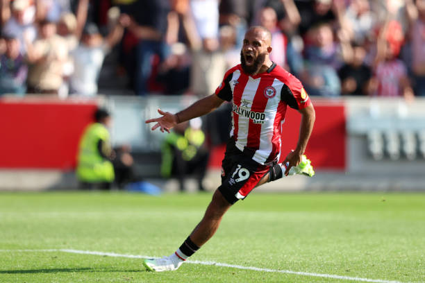 维多利亚·贝克汉姆的时尚秘诀：从辣妹组合到顶级设计师