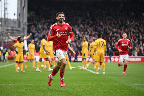 当旗语遭遇争议：VAR时代下边裁的界外球判罚还重要吗？