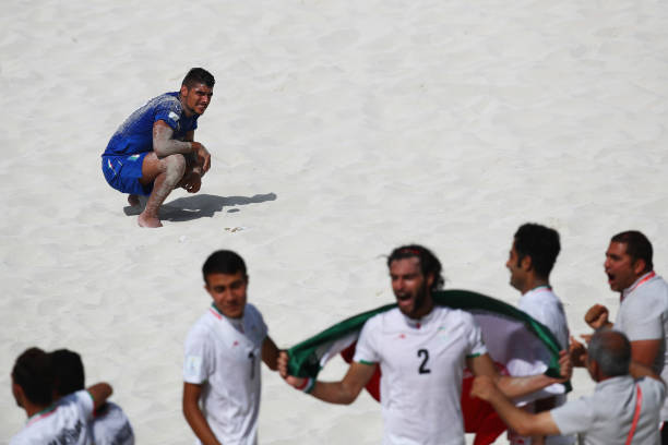 足球裁判必学：如何正确做出判点球的手势