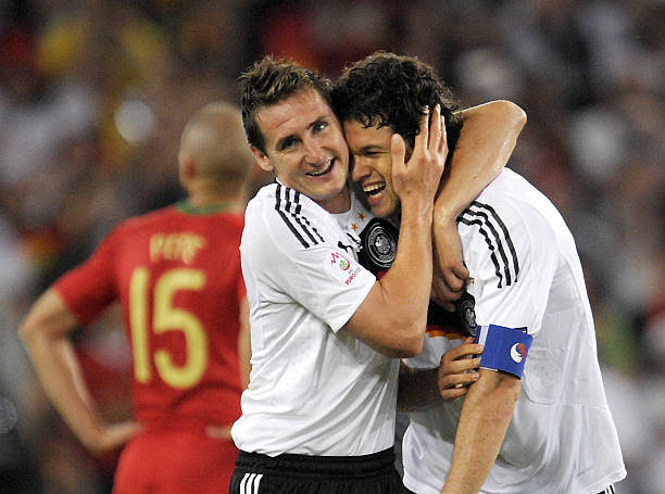 边裁与助理裁判的区别：职位解析与赛场职责对比