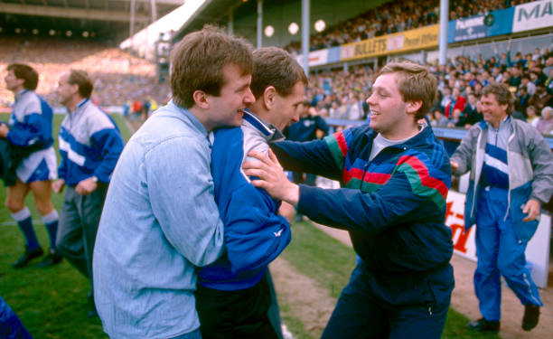 从范巴斯滕的退役年份看足球传奇的谢幕