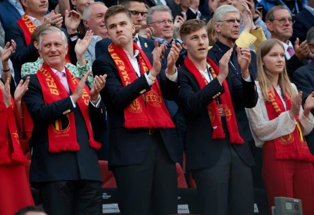 上帝之手与世纪进球：马拉多纳的足球遗产中哪个更耀眼？