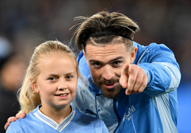 欧冠官方直播平台对比：哪个App提供最佳观赛体验？