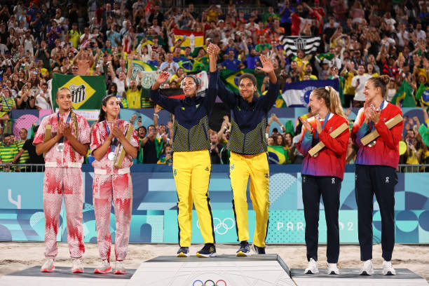 边裁在排球比赛中的具体作用是什么？